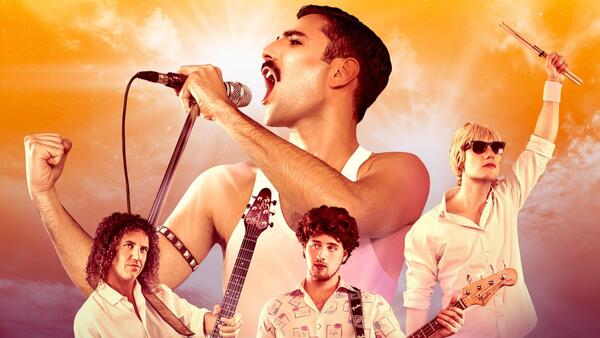 Auf dem Bild sieht man die Coverband Break Free mit die den Sänger Freddie Mercury darstellen sowie zwei Gitarristen und einem Schlagzeugspieler